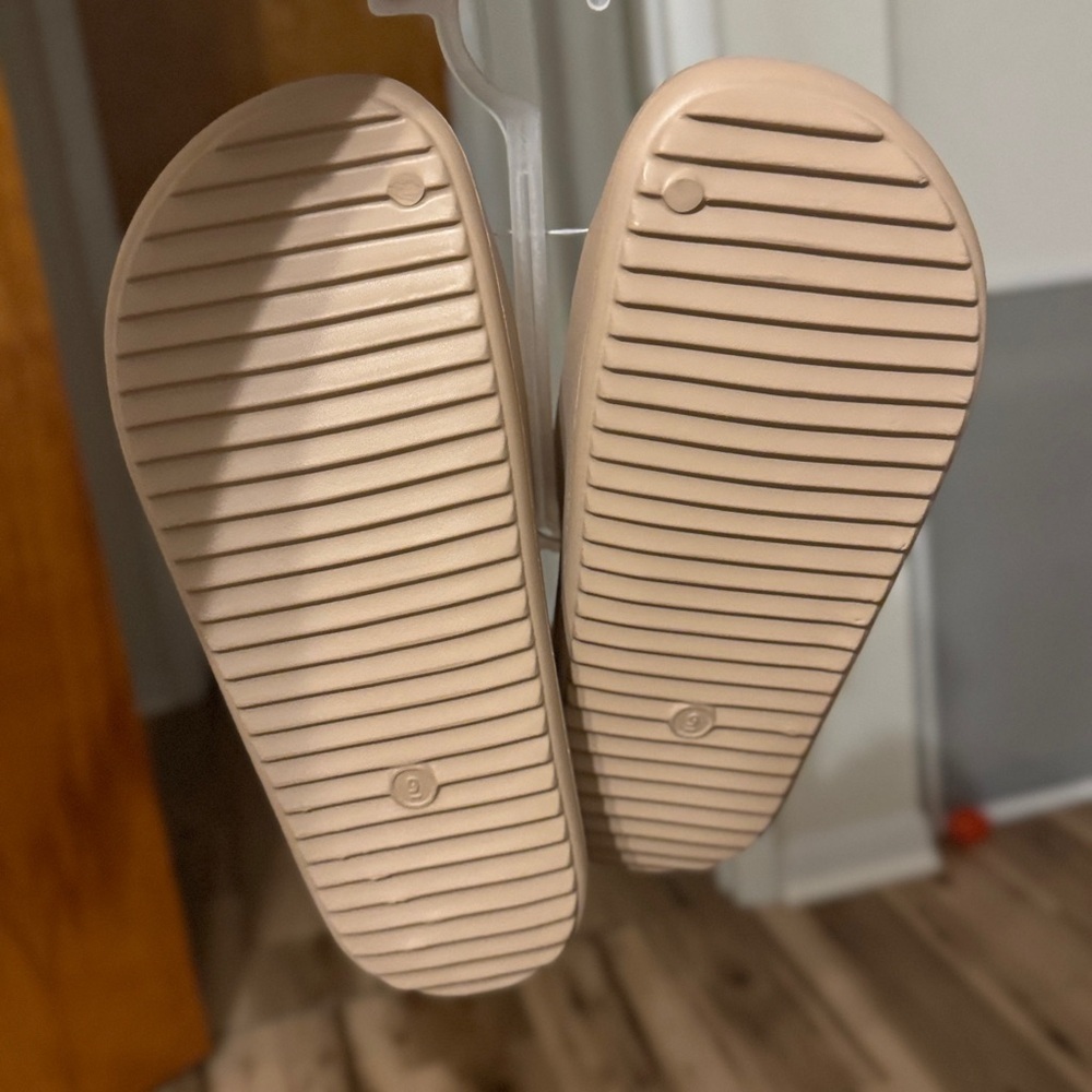 Wild Fable Tan/Robbie Slippers Minimalist Design - Picture 2 of 2